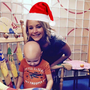 Дженнифер Лоуренс посетила детскую больницу
