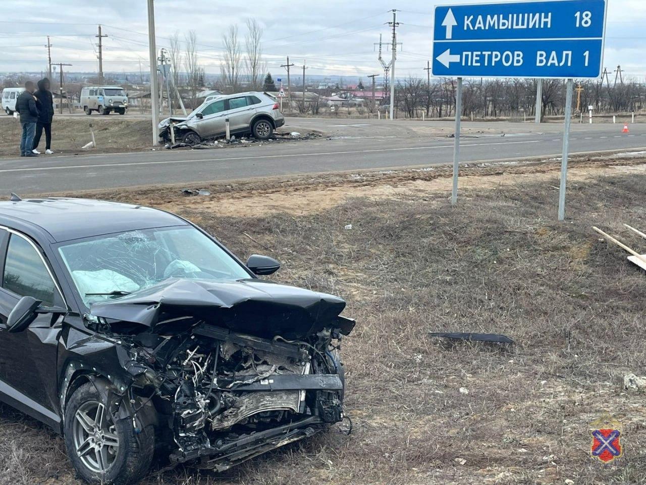 В столкновении кроссоверов под Волгоградом ранены пять человек, среди них — дети