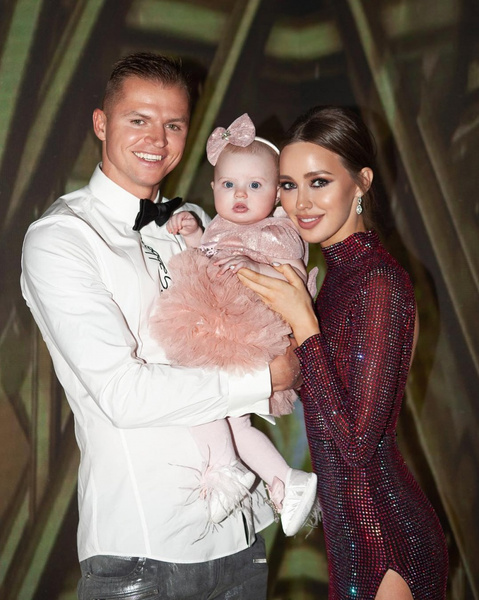 Дмитрий и Анастасия Тарасовы с дочерью
