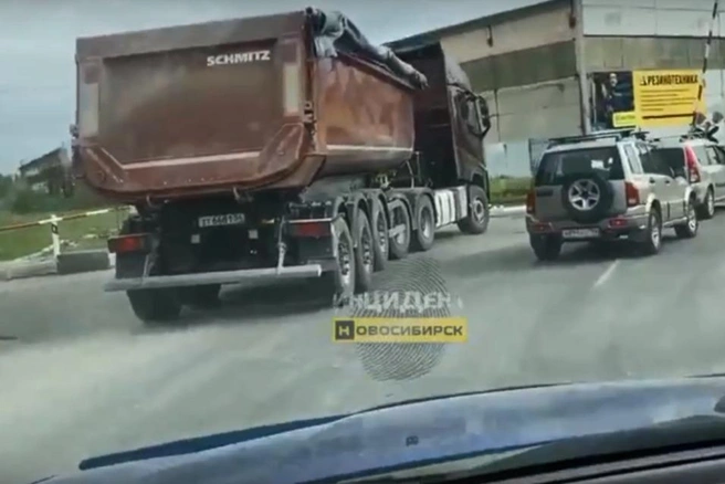 На ролике видно, как грузовик на скорости объезжает машины по встречке, чем возмущает снимавших | Источник: «Инцидент.Новосибирск» / Vk.com