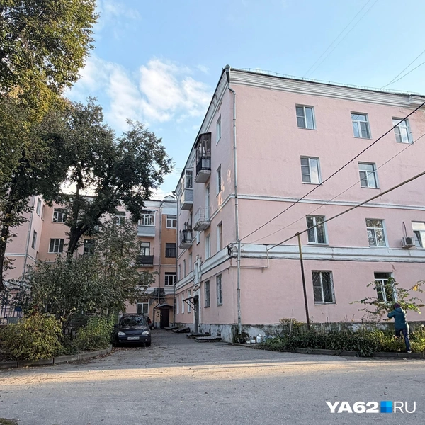 Двор этого дома закрыт от посторонних, а жильцы трепетно следят за его состоянием | Источник: Светлана Коновалова / YA62.RU