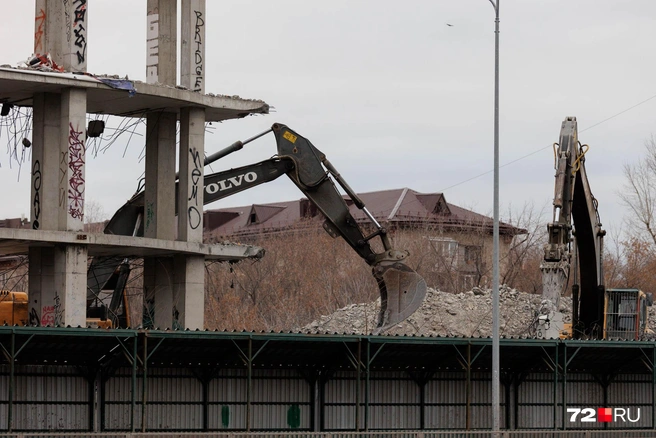 На каждом этаже граффити | Источник: Ирина Шарова / 72.RU 