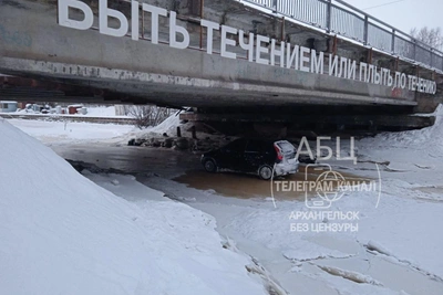 Машину оставили на льду реки в Архангельске