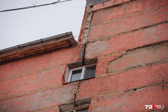 В 2018 году пансионат на улице Бабарынка признавали зоной вероятной ЧС из-за заметного расхождения плит. Этот снимок был сделан до проведения работ по укреплению швов | Источник: Ирина Шарова / 72.RU