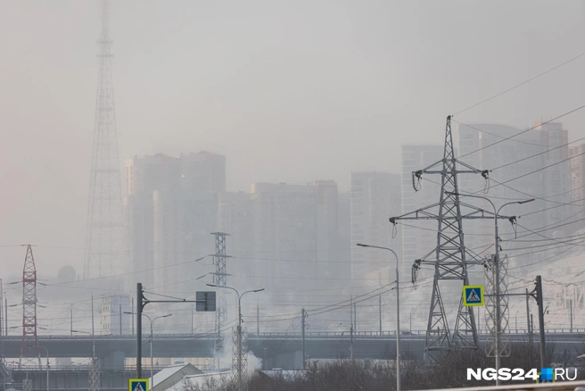 Возле Четвертого моста есть все сразу: пар от Енисея, выхлопные газы автомобилей, дым от частного сектора, дым от котельной и производств | Источник: Мария Ленц / NGS24.RU