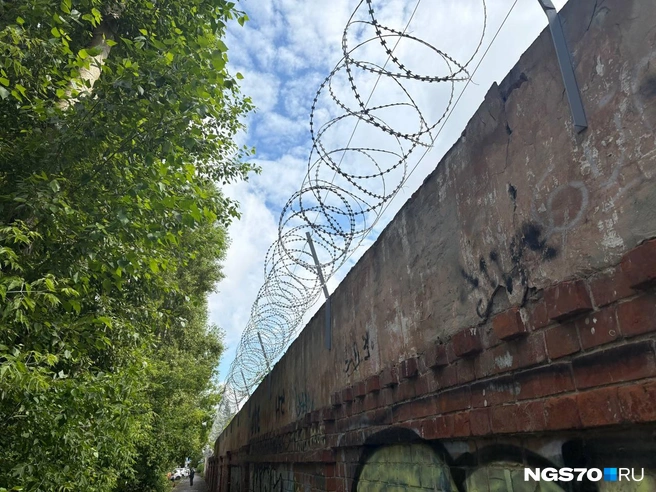 С четырёх сторон здание ТВМИ окружено высоким забором и колючей проволокой | Источник: Мария Лобанова / NGS70.RU 