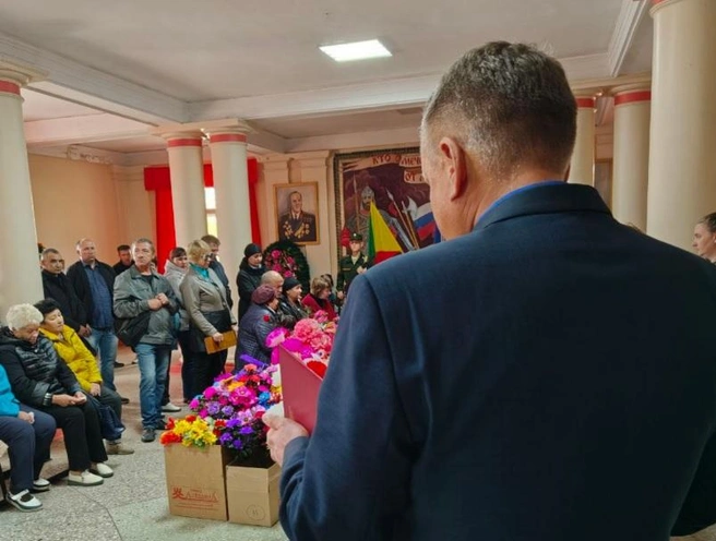 На прощание с военнослужащим пришли и власти Оловяннинского района | Источник: Алексей Саклаков / t.me