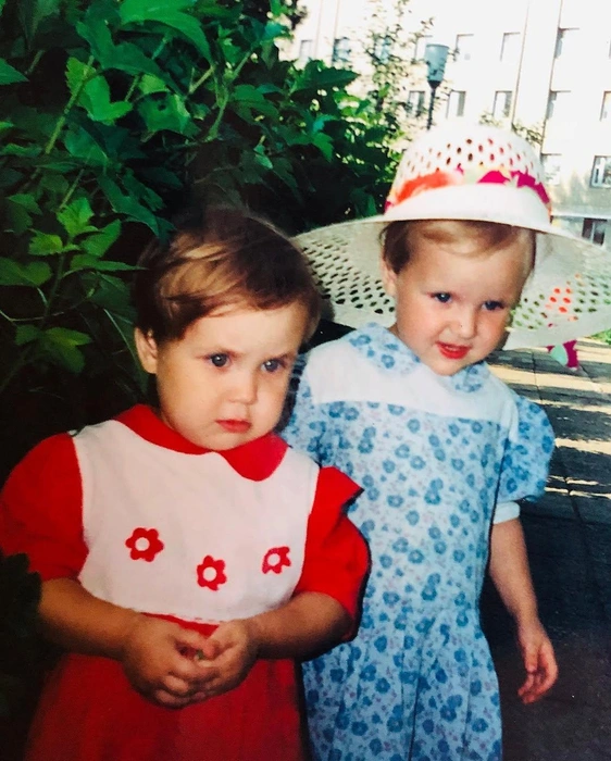 Альбина (слева) со своей сестрой | Источник: Альбина Кабалина / Instagram (деятельность запрещена на территории РФ)