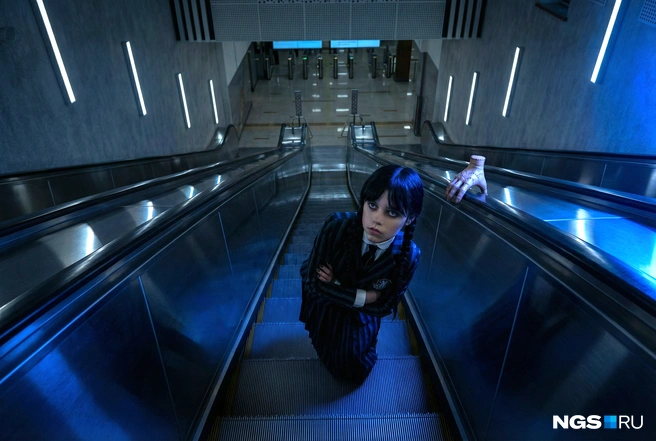 Заставили Уэнсдей Аддамс прокатиться до станции метро «Спортивная». Не зря же мы так долго ее ждали, теперь всем показывать будем | Источник: Юрий Орлов / Городские медиа