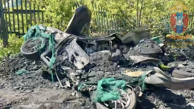 Фура с углем перевернулась и сплющила легковушку в Кузбассе: фото и первая информация | Источник: Пресс-служба госавтоинспекции Кузбасс / telegram