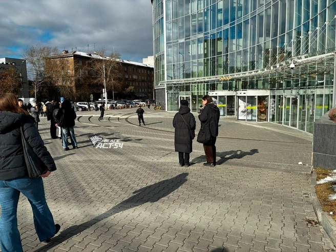 Людей вывели на безопасное расстояние от входов в | Источник: «АСТ-54 Black» / Telegram