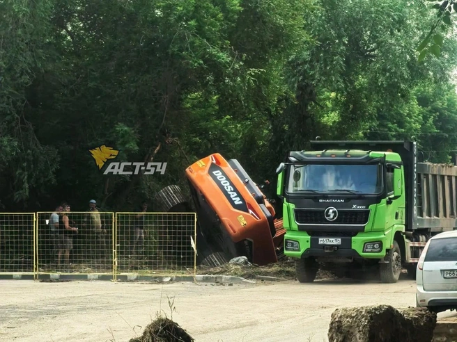 Согласно сервису 2ГИС, дорожные работы на этом участке продлятся до 22 сентября | Источник: АСТ-54 Black / Telegram
