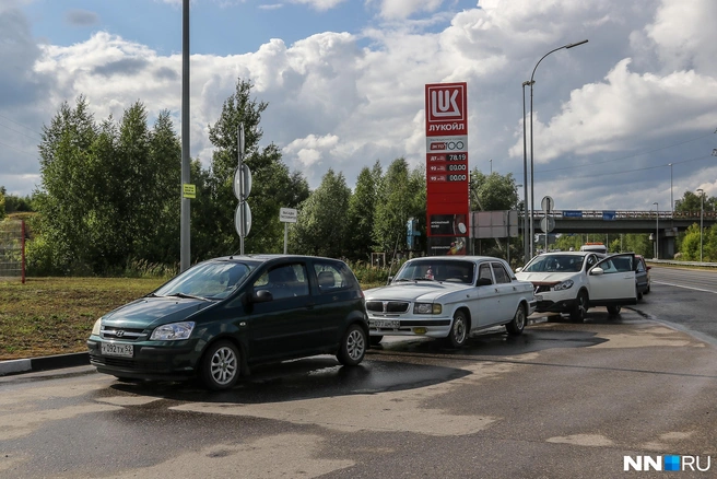 Многие авто в очереди пустые | Источник: Наталья Бурухина / NN.RU