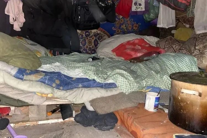 Внутри шалаш выглядел не лучше