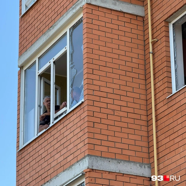 Люди самостоятельно убирают разбитые стекла | Источник: Дарья Паращенко / 93.RU
