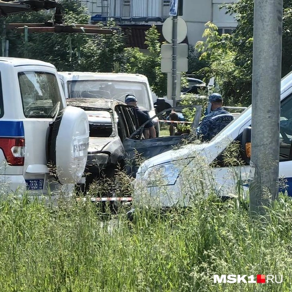 Взорванный автомобиль полностью выгорел | Источник: Дмитрий Бондарев / MSK1.RU