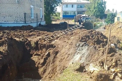 В селе Сипавское рабочего завалило землей в яме