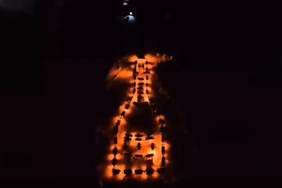 В Братске 70 машин изобразили бутылку шампанского с фейерверком