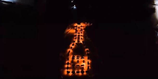 Автомобилисты Братска выстроились в огромную бутылку шампанского с фейерверком | Источник: «CLUB AVTOLEDI BRATSK» / «ВКонтакте».