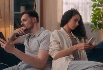 «Два года живем вместе с родителями парня. Из отношений пропали и романтика, и страсть»