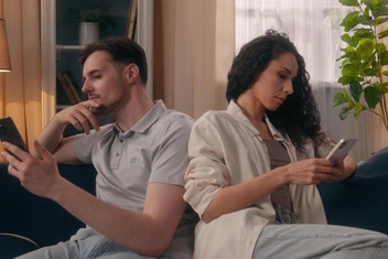 «Два года живем вместе с родителями парня. Из отношений пропали и романтика, и страсть»