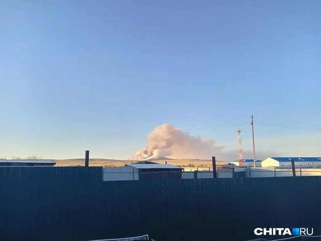 Столб дыма видно из города | Источник: очевидец