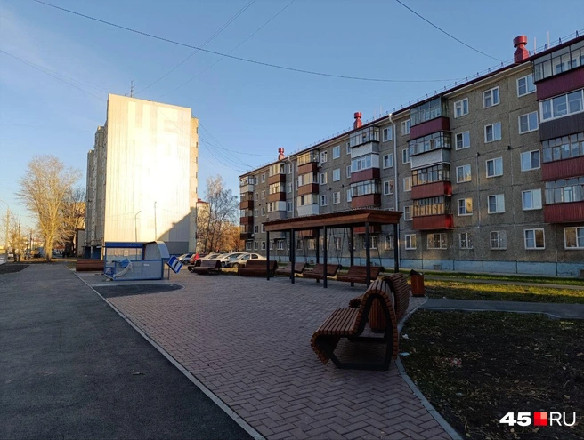 У дома № 42 | Источник: Надежда Тихомирова, 45.RU