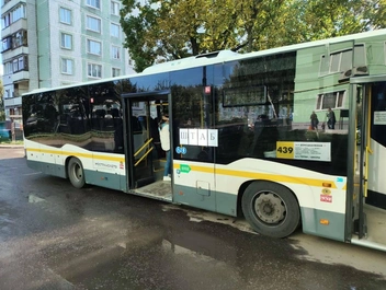 Судя по отчетам главы округа, оперативный штаб находился в автобусе, который подогнали к пострадавшим домам | Источник: Станислав Каторов / Глава Ленинского округа / T.me