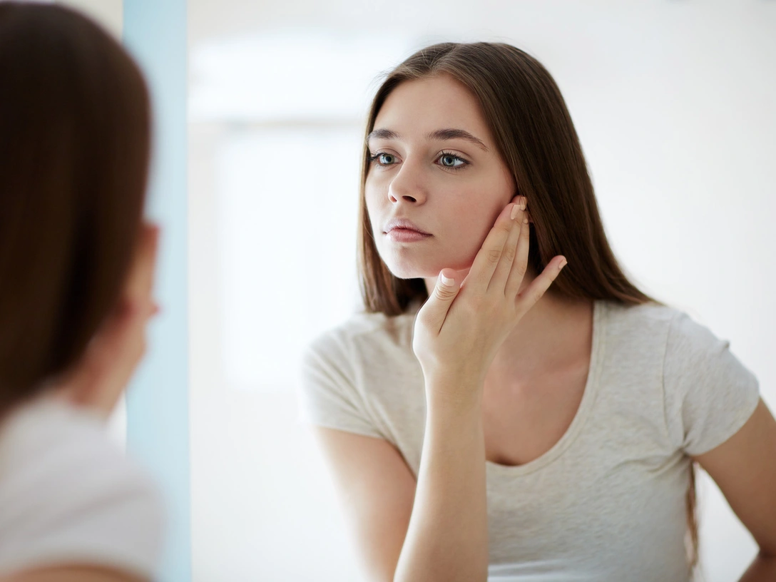 О каких проблемах со здоровьем может говорить слишком сухая кожа лица и тела | marieclaire.ru