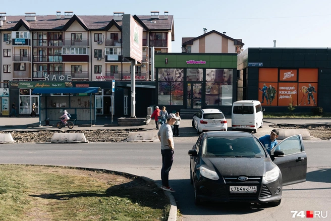 Не сумев встать впритык к нужной точке, некоторые бросают машину прямо на дороге | Источник: Наталья Лапцевич