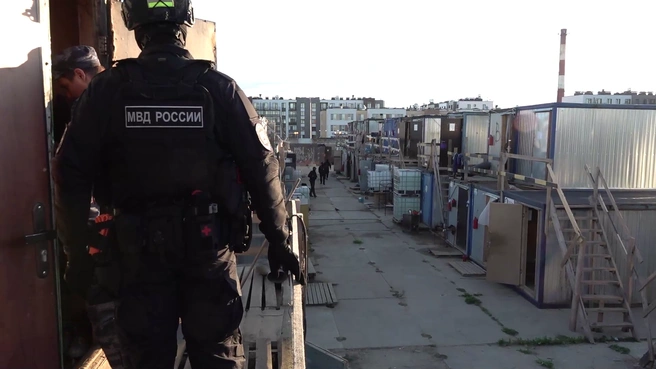 На Пулковском шоссе полиция искала нелегалов на стройплощадке | Источник: ГУ МВД РФ по Санкт-Петербургу и Ленобласти