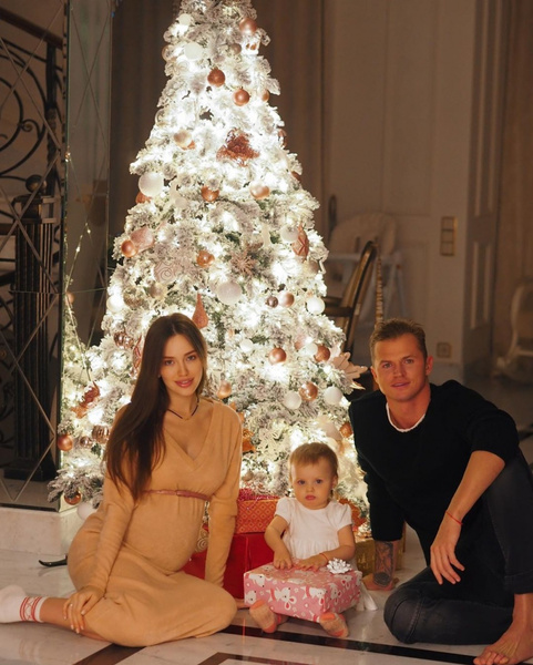Анастасия и Дмитрий Тарасовы с дочкой