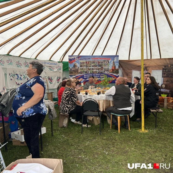 Даже сотрудники полиции пришли перекусить | Источник: Андрей Бирюков / UFA1.RU