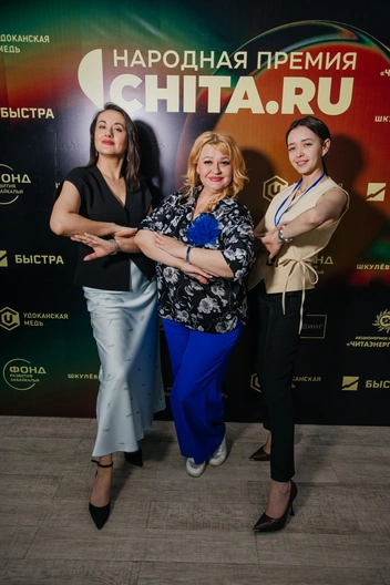 Руководитель детского центра «Гураненок» Мария Баратаева учит читарушниц позировать | Источник: Ксения Зимина