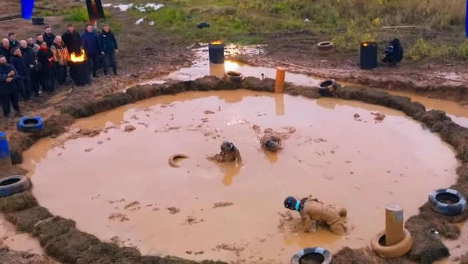 Участников поместили в ров с холодной водой | Источник: РЕН ТВ