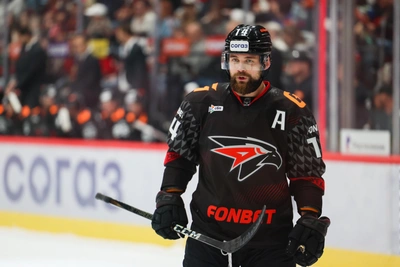 Нападающий «Авангарда» травмировался в игре с «Нефтехимиком»