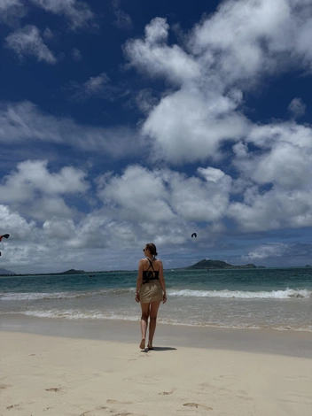 Семья любит гулять на берегу океана | Источник: Анастасия Сухушина