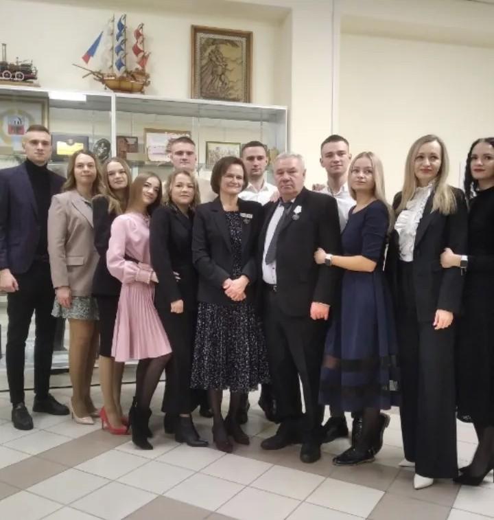 Школа растянулась на 37 лет: мать-героиня — о воспитании 15 детей и семейных традициях