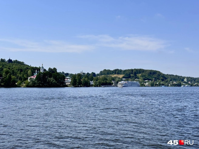 А еще в Плес заплывают большие теплоходы | Источник: Юлия Король / 45.RU