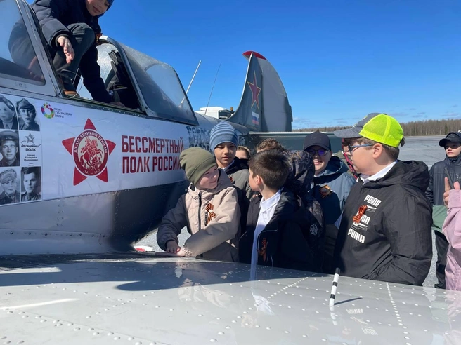 Легендарная пилотажная группа провела тематические лекции для школьников | Источник: Катерина Абдулова / 86.RU