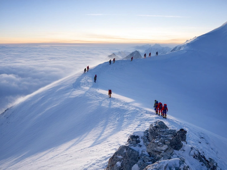 погибшие на эвересте, люди погибшие на эвересте, зона смерти, гора эверест, гора эверест погибшие | Источник: theDay/higgsfield
