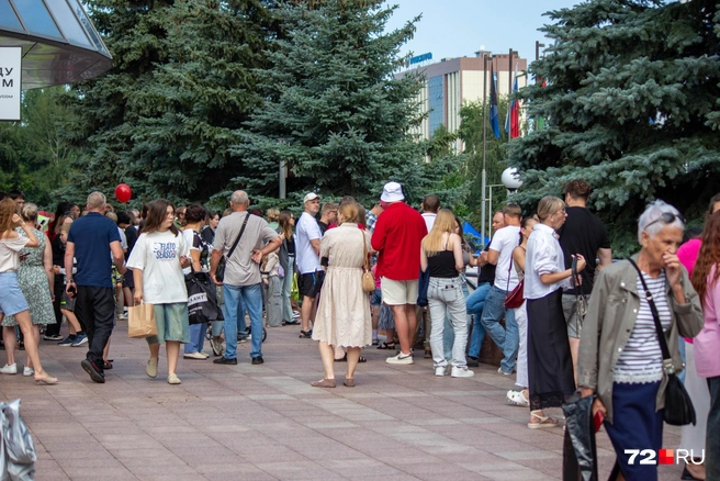 А потом людей попросили пройти в Технопарк  | Источник: Павел Красотник / 72.RU