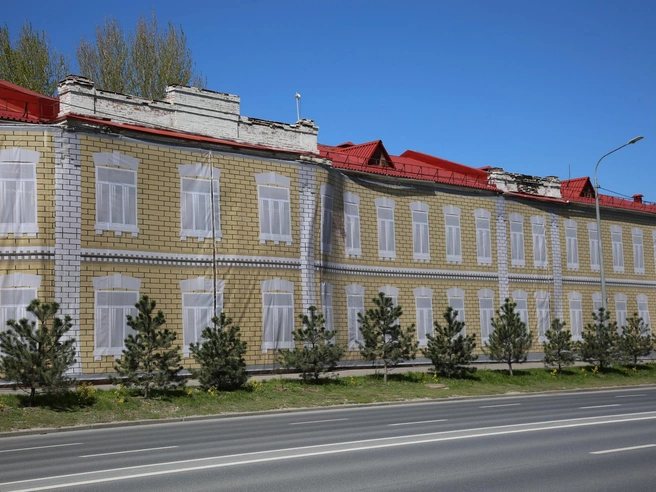 Фасады Красных казарм, которые являются объектами культурного наследия, закрыты от посторонних глаз уже несколько лет | Источник: Константин Завриков / V1.RU