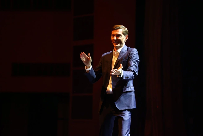 Артист привез совершенно новую программу — над этими шутками вы еще не смеялись | Источник: Владислав Лоншаков / E1.RU