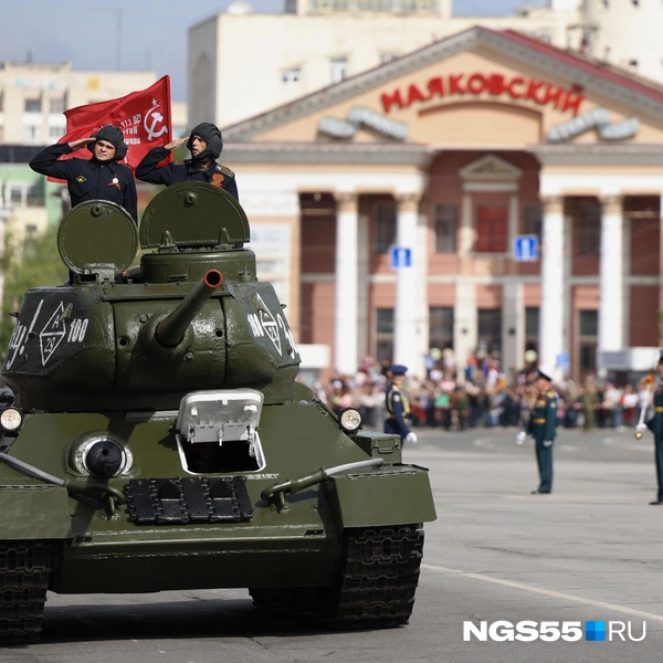 Танк Т-34&nbsp;— единственная боевая техника, которая была на параде | Источник: Евгений Софийчук / NGS55.RU