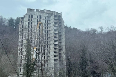 В Сочи сносят 16-этажную заброшку, простоявшую 47 лет