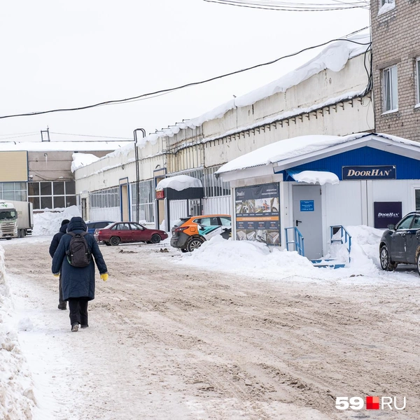 Здания на территории будущего КРТ и рядом с ней расставлены хаотично, но скоро здесь появятся строго выверенные кварталы | Источник: Василина Любимова / 59.RU