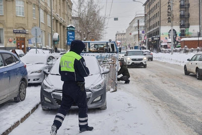 Рейд ДПС: эвакуаторы увозят машины из центра Новосибирска