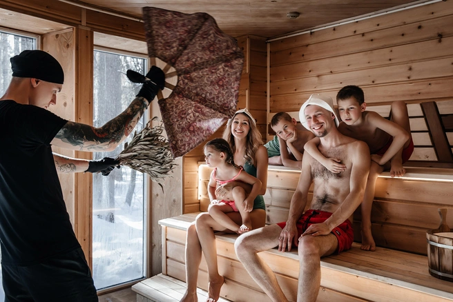 Вместе с бассейном гостям комплекса доступны различные бани и спа-программы | Источник: «Хвоя»