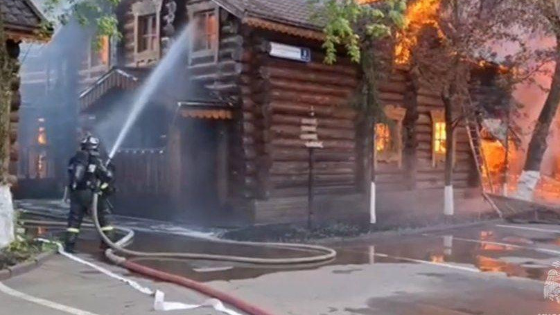 Площадь возгорания увеличилась, людей эвакуировали. Что творится на месте пожара в банном комплексе в Сокольниках: фото и видео